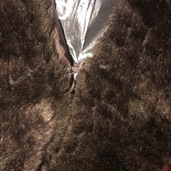 CLOTHES by REVUE medium brown knit faux fur vest with clasp closure - Picture 13 of 16